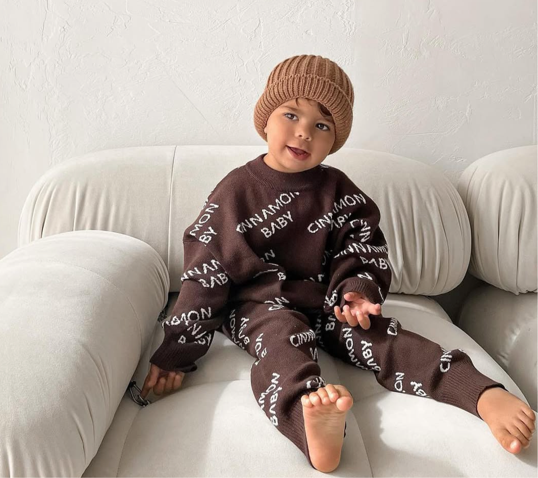 cinnamon baby knitted logo set - dark chocolate